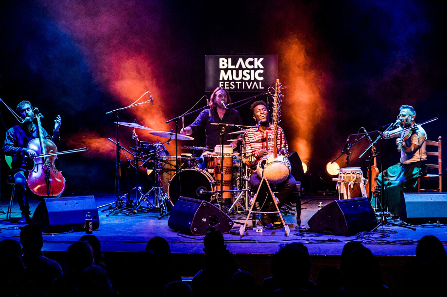 Concerto com grupo Momi Maiga